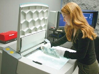 El scanner de alta resolución para escannear las fotografías descongeladas